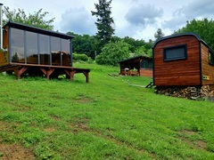 Císařský medový glamping na úpatí Krušných hor