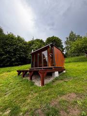Medový glamping v moderní vybavené maringotce se včelím úlem a panoramatickou finskou saunou na úpatí Krušných hor