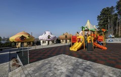 Netradiční rodinný pobyt s polopenzí v kouzelné Houbičkové vile Hotelového resortu JESENICE