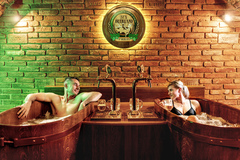 Relaxační pobyt v domě U Zlatého Beránka se snídaní a pivní lázní Spa Beerland v srdci Plzně pro 2 osoby