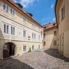 Tříchodové degustační menu v Monastery Garden Bistro