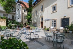 Tříchodové degustační menu v Monastery Garden Bistro