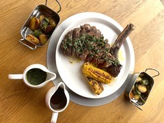 Steaková gurmánská 3chodová večeře – Tomahawk z bizona - steak z bizona