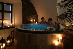 Relaxační den na zámku Wichterle s masáží, privátní vířivkou a jídlem v zámecké restauraci pro 2 osoby