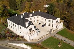 Pobyt pro dámy s polopenzí, vínem a privátní vířivkou na zámku Wichterle pro 2 osoby