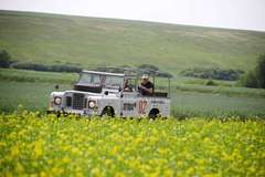 Kurz off-roadového řízení Land Roveru v bývalém vojenském areálu