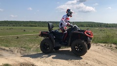 Čtyřkolky na speciálním terénním okruhu