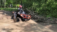 Čtyřkolky na speciálním terénním okruhu