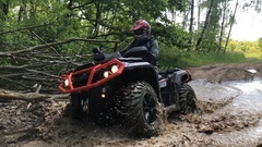 Čtyřkolky na speciálním terénním okruhu