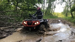 Čtyřkolky na speciálním terénním okruhu