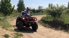 Čtyřkolky na speciálním terénním okruhu