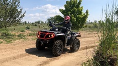 Čtyřkolky na speciálním terénním okruhu