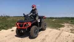 Čtyřkolky na speciálním terénním okruhu