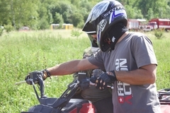 Čtyřkolky na tankodromu