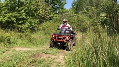 Čtyřkolky na speciálním terénním okruhu