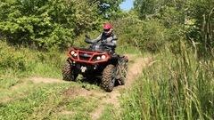 Čtyřkolky na speciálním terénním okruhu