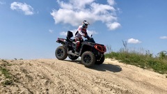 Čtyřkolky na speciálním terénním okruhu