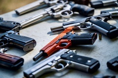 Střelba na střelnici sportlov puška, pistole, samopal, střelnice, střílení, střílet, zbraně