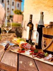 Romantický pobyt na historickém hradě Vildštejn s večeří při svíčkách a posezením na vinici