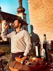 Romantický pobyt na historickém hradě Vildštejn s večeří při svíčkách a posezením na vinici