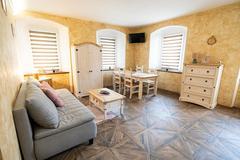 Apartmány penzionů na nádvoří a v podhradí hradu Vildštejn