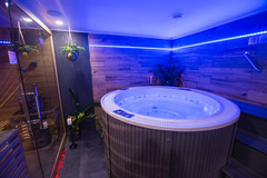Privátní lázně s kanadskou vířivkou a finskou saunou