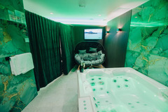 Privátní relax v kanadské vířivce - Lázně TOM