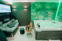 Privátní relax v kanadské vířivce - Lázně TOM