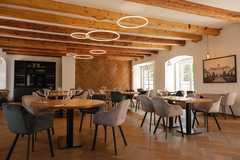 Pobyt na zámku Valtice se snídaní, ochutnávkou vín, prohlídkou zámku a cyklovýletem pro 2 osoby na 2 noci