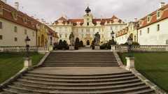 Pobyt na zámku Valtice se snídaní, ochutnávkou vín, prohlídkou zámku a cyklovýletem pro 2 osoby na 2 noci