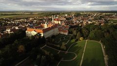 Pobyt na zámku Valtice se snídaní, ochutnávkou vín, prohlídkou zámku a cyklovýletem pro 2 osoby na 2 noci