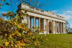 Pobyt na zámku Valtice se snídaní, ochutnávkou vín, prohlídkou zámku a cyklovýletem pro 2 osoby na 2 noci