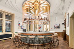 Zlatý bar s výhledem na Václavské náměstí