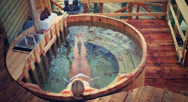 Skandinávské přírodní wellness s občerstvením a lahví sektu