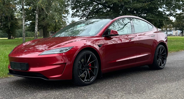 Jízda v Tesle Model 3 Performance Hradec Králové