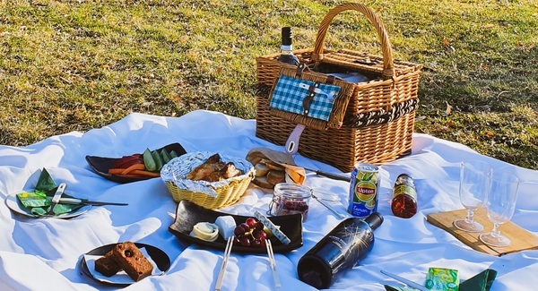 Piknik snů v Letenských sadech s plným košem dobrot