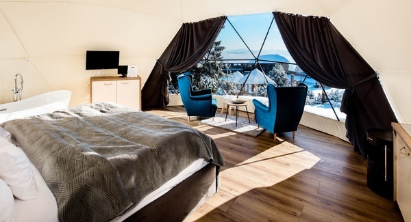 Glamping v Beskydech s polopenzí, wellness a lahví sektu 