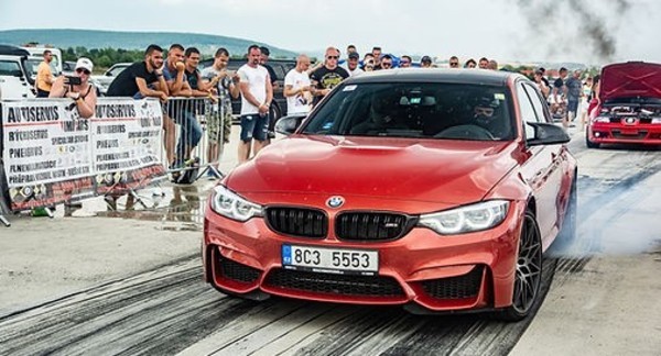 Jízda v BMW M3 F80 na uzavřeném letišti