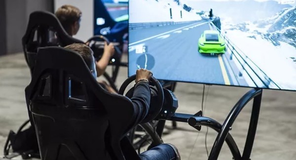 Závodní simulátor s možností virtuální reality