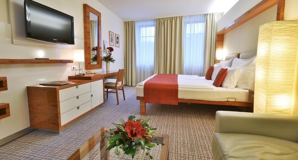 Bohatý pobyt v útulném Hotelu Royal Regent s polopenzí, neomezeným wellness a koupelí ve vřídle na 2 noci