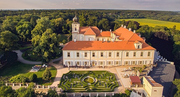 Romantika na Zámku Loučeň v hotelu Maxmilian Lifestyle Resort**** s polopenzí, wellness a unikátním labyrintáriem