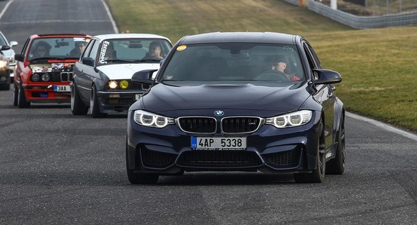Jízda v BMW M3 F80 na velkém závodním okruhu Autodromu Most