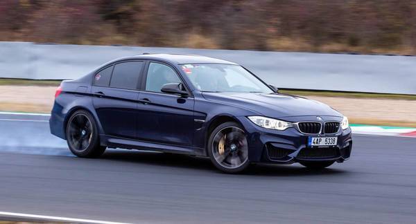 Jízda v BMW M3 F80 na velkém závodním okruhu Autodromu Most