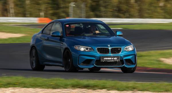 Jízda v BMW M2 F87 na velkém závodním okruhu Autodromu Most