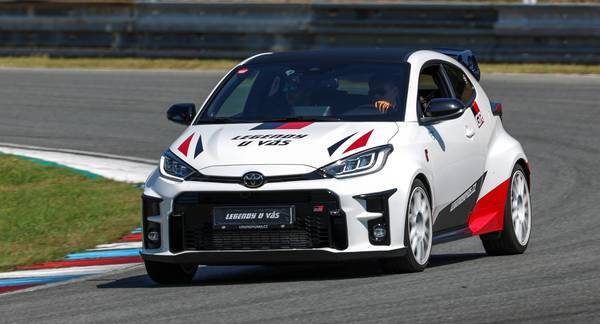 Jízda v Toyota GR Yaris na velkém závodním okruhu Autodromu Most