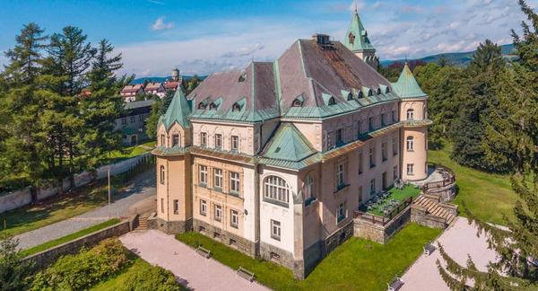 Pobyt na úpatí hor v zámeckém Hotelu Větrov se snídaní nebo polopenzí 