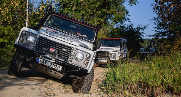 Čtyřhodinový kurz off-roadového řízení Land Roveru v bývalém vojenském areálu