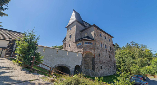 Noc na hradě Vildštejn s polopenzí, prohlídkou a posezením na vinici pro 2 osoby