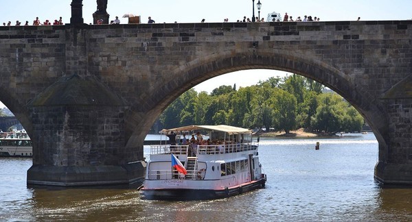 Dvouhodinová plavba výletní lodí po historickém centru Prahy s vynikajícím obědem