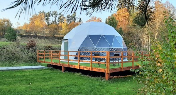 Skvělý glamping v originálním Igloo se snídaní a privátní vířivkou pro 2 osoby